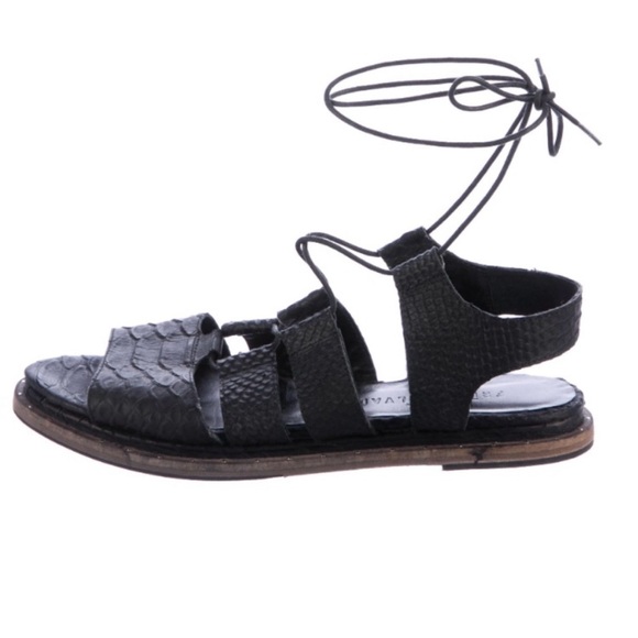 Freda Salvador Wise Snake Embossed Gladiator Sandals 6 Black Leather Open Toe - Picture 1 of 7